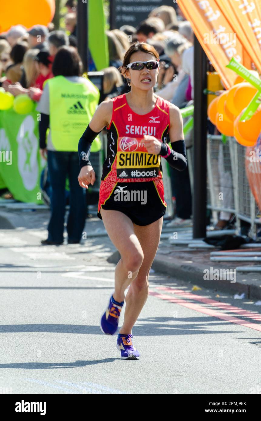 Yuko Shimizu gareggia nella Maratona di Londra 2014, passando attraverso Tower Hill vicino alla Torre di Londra, Regno Unito. Atleta giapponese Foto Stock