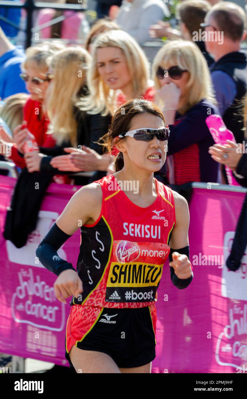 Yuko Shimizu gareggia nella Maratona di Londra 2014, passando attraverso Tower Hill vicino alla Torre di Londra, Regno Unito. Atleta giapponese Foto Stock