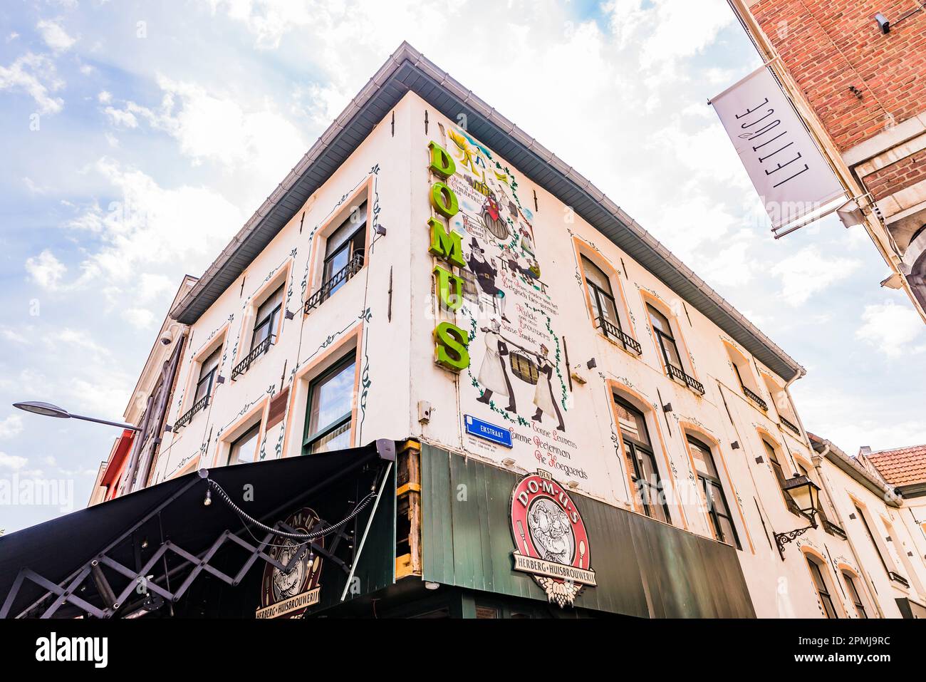 Facciata della famosa birreria e brasserie Domus. Leuven, Comunità fiamminga, Regione fiamminga, Belgio, Europa Foto Stock