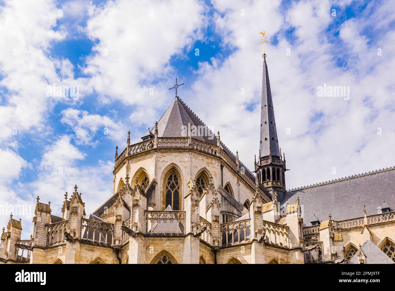 Abside. La Chiesa di San Pietro è una chiesa cattolica romana costruita nel 15th ° secolo in stile gotico Brabantine. Leuven, Comunità fiamminga, Reg. Fiamminga Foto Stock