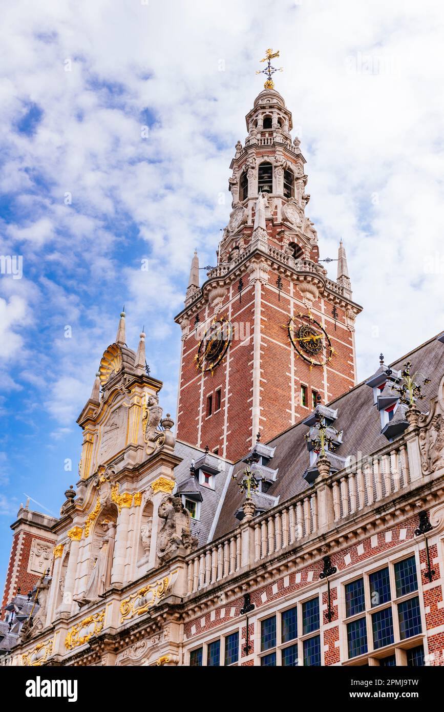 Facciata della biblioteca centrale dell'Università Cattolica di Leuven, ricostruita dopo l'incendio del 1940. Leuven, Comunità fiamminga, Regione fiamminga, Belgio, UE Foto Stock