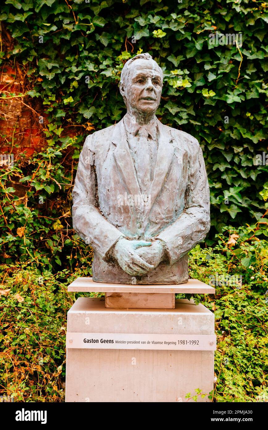 Statua di Gaston Geens, primo Ministro-Presidente del primo Esecutivo Fiammingo autonomo nel 1981. College De Valk. Leuven, Comunità fiamminga, fiamminga Foto Stock
