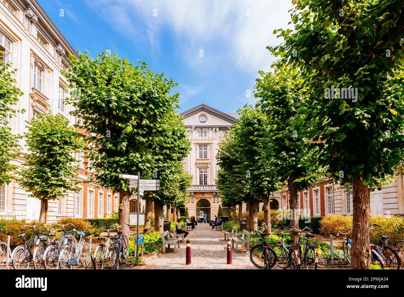College De Valk. L'ex sala di residenza della facoltà di Artes fu fondata intorno al 1434 e vi fu riallocata nel 1543. Gli edifici classicisti erano costr Foto Stock