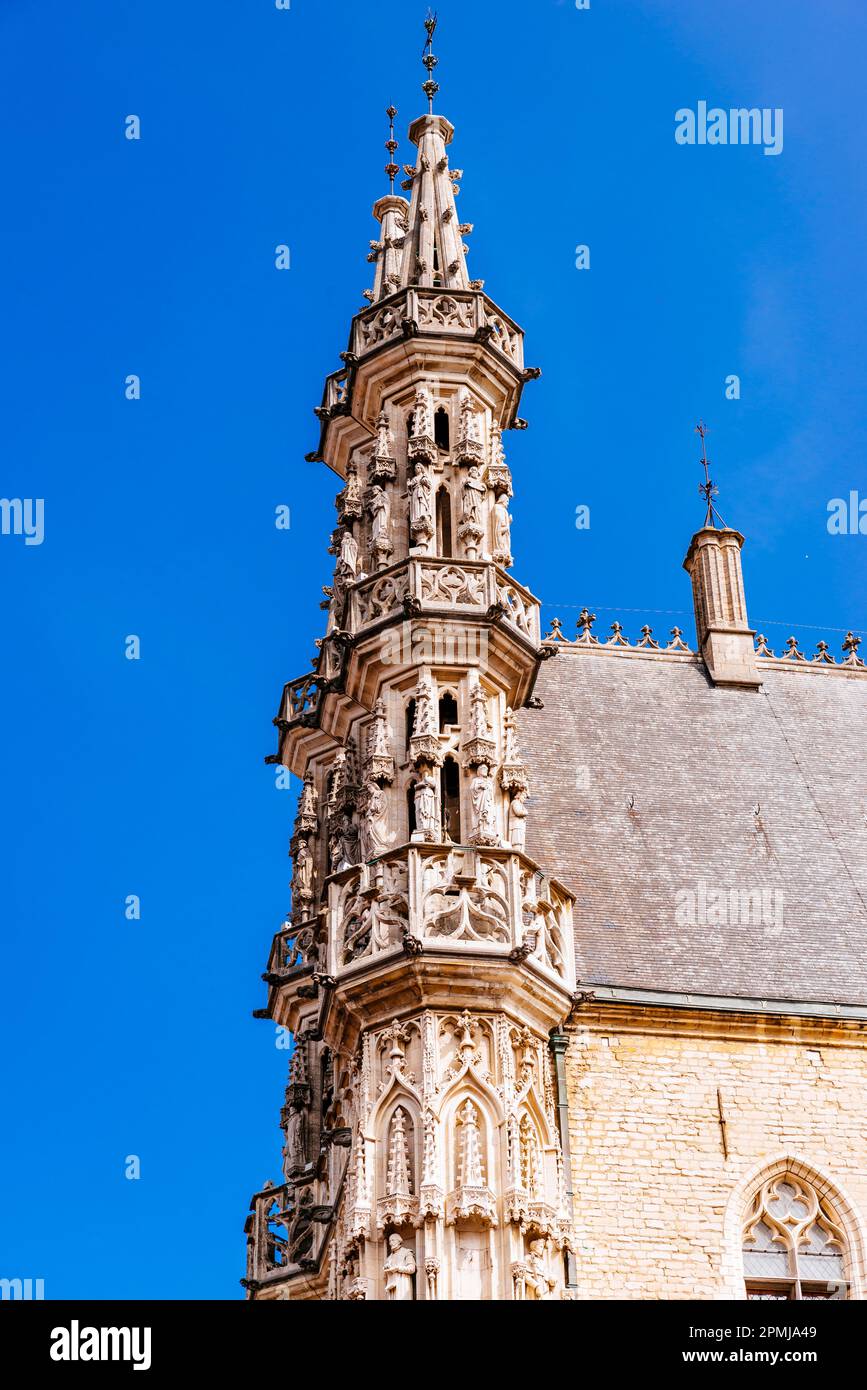 Particolare delle torri. Il municipio di Leuven, Brabante Fiammingo, è un edificio storico sulla piazza principale di Grote Markt. Costruito in un tardo Brabantine Foto Stock