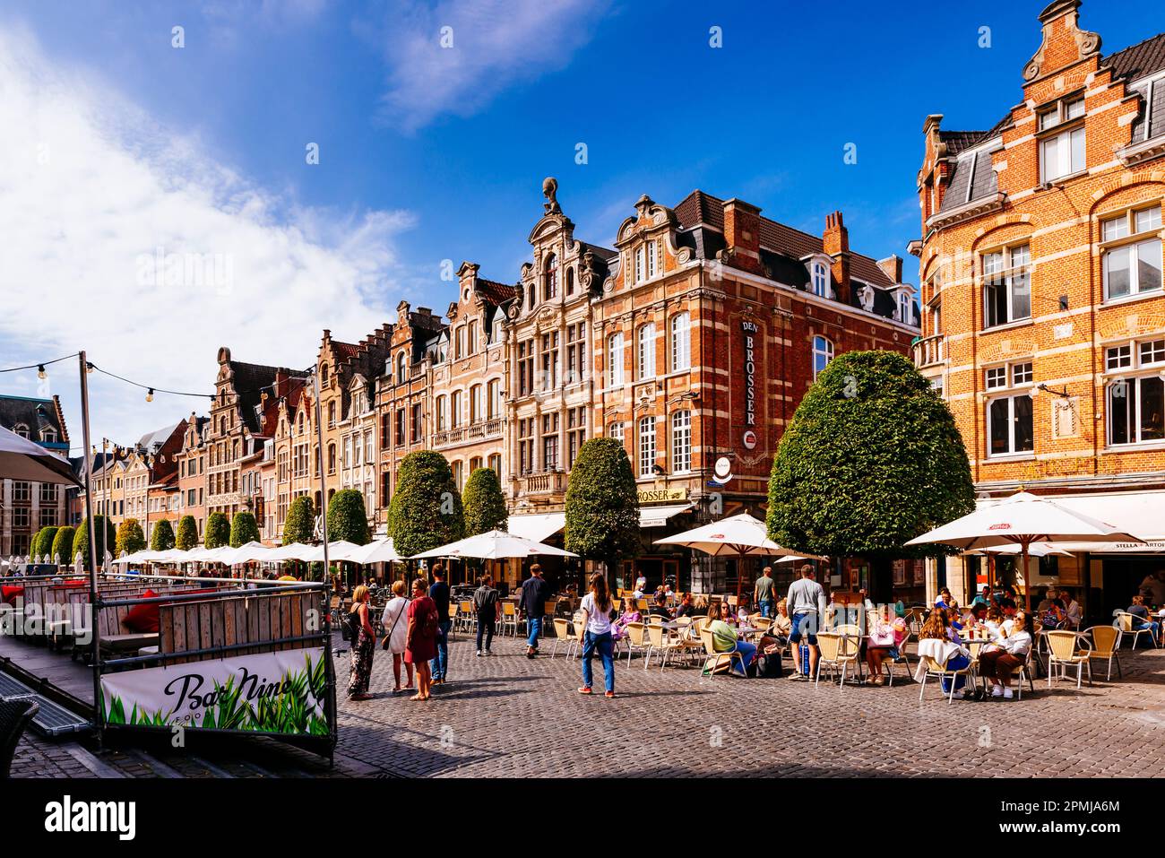 Vecchia piazza del mercato con caffè e ristoranti. Leuven, Comunità fiamminga, Regione fiamminga, Belgio, Europa Foto Stock