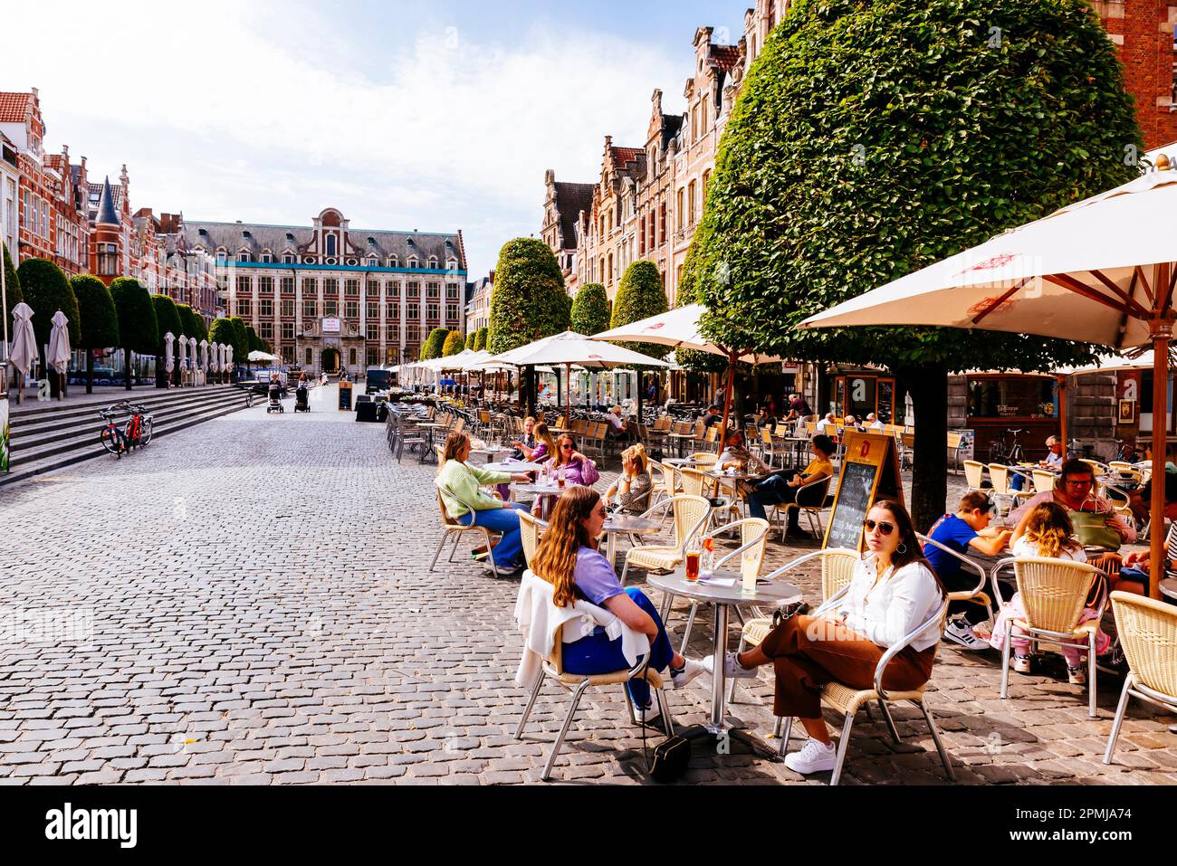 Vecchia piazza del mercato con caffè e ristoranti. Leuven, Comunità fiamminga, Regione fiamminga, Belgio, Europa Foto Stock
