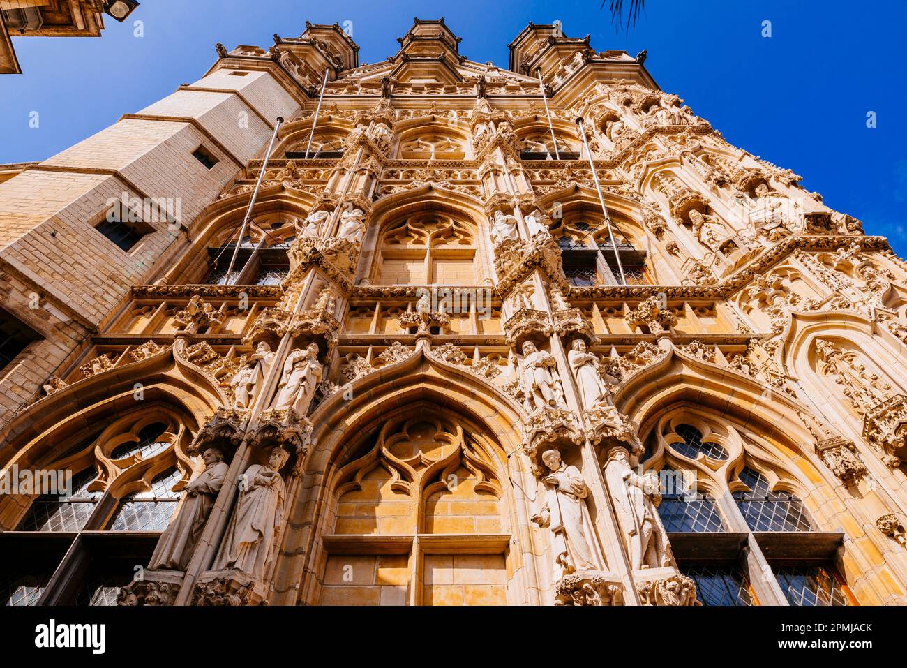 Dettaglio. Il municipio di Leuven, Brabante Fiammingo, è un edificio storico sulla piazza principale di Grote Markt. Costruito in stile tardo gotico Brabantino Foto Stock