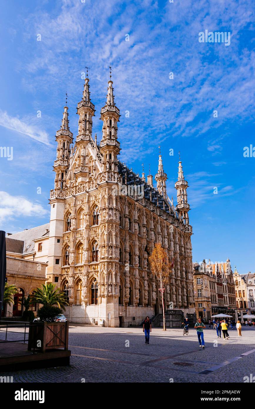 Il municipio di Leuven, Brabante Fiammingo, è un edificio storico sulla piazza principale di Grote Markt. Costruito in uno stile tardo gotico Brabantine betw Foto Stock