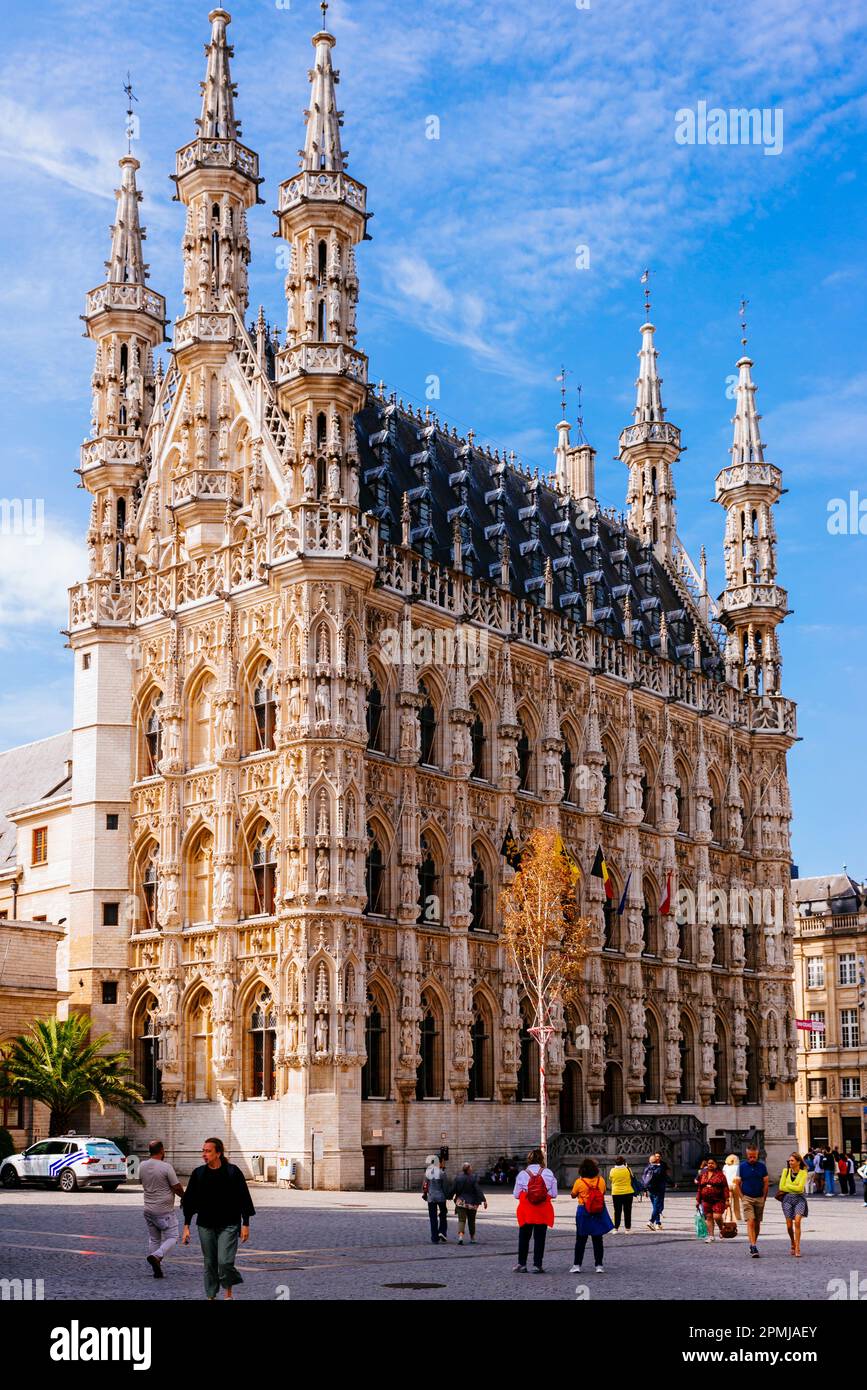 Il municipio di Leuven, Brabante Fiammingo, è un edificio storico sulla piazza principale di Grote Markt. Costruito in uno stile tardo gotico Brabantine betw Foto Stock