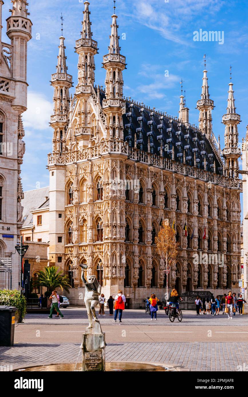 Il municipio di Leuven, Brabante Fiammingo, è un edificio storico sulla piazza principale di Grote Markt. Costruito in uno stile tardo gotico Brabantine betw Foto Stock