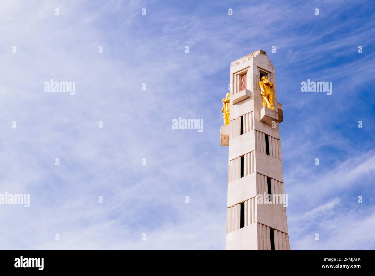 Dettaglio. Vredesmonument. Obelisco eretto in memoria delle vittime della guerra della prima guerra mondiale. Leuven, Comunità fiamminga, Regione fiamminga, Belgio, Europ Foto Stock
