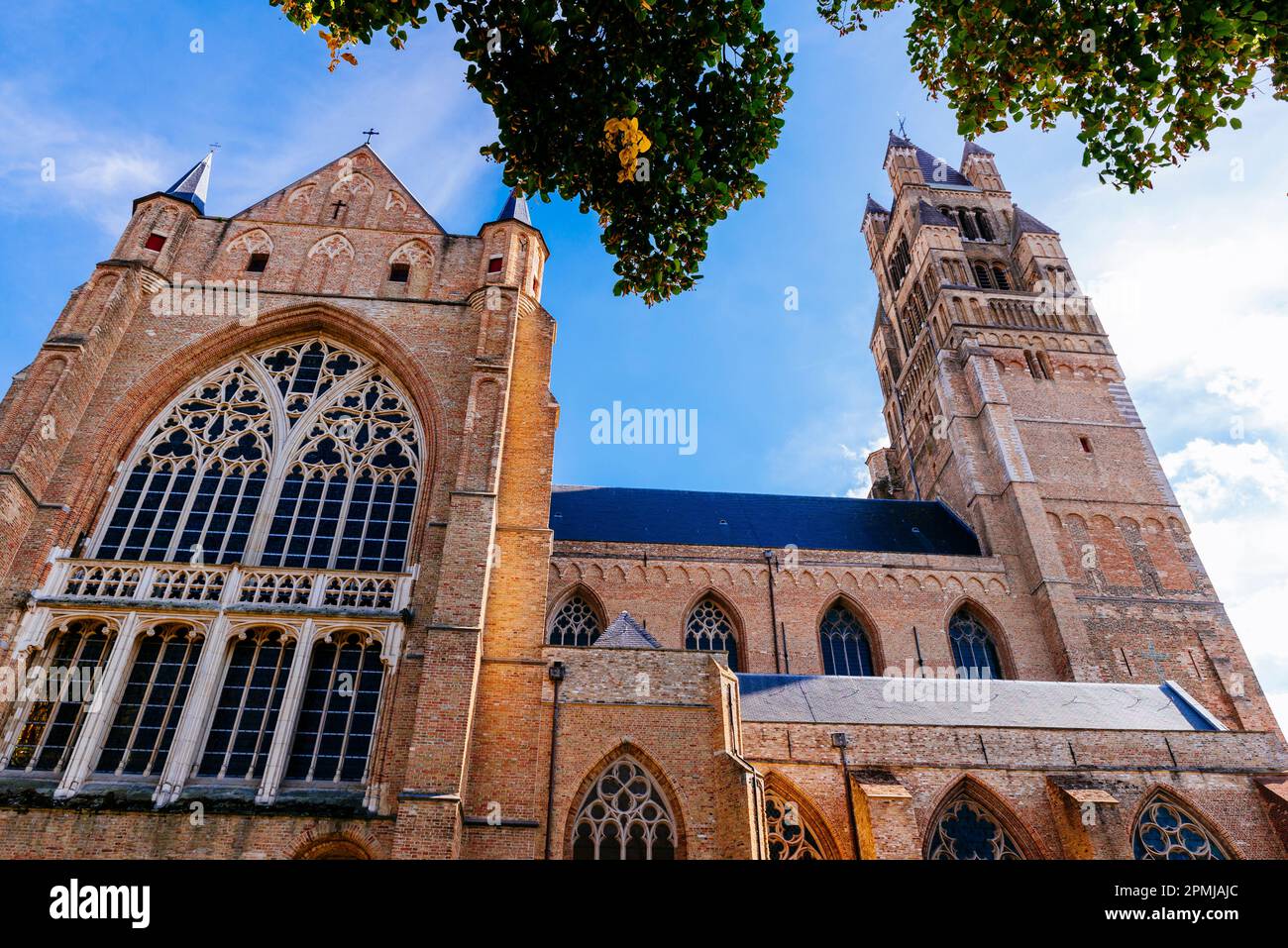 Particolare del transetto e del campanile. La Cattedrale di Saint-Salvator è la cattedrale di Bruges, costruita tra i secoli 13th e 14th. Bruges, West Fl Foto Stock
