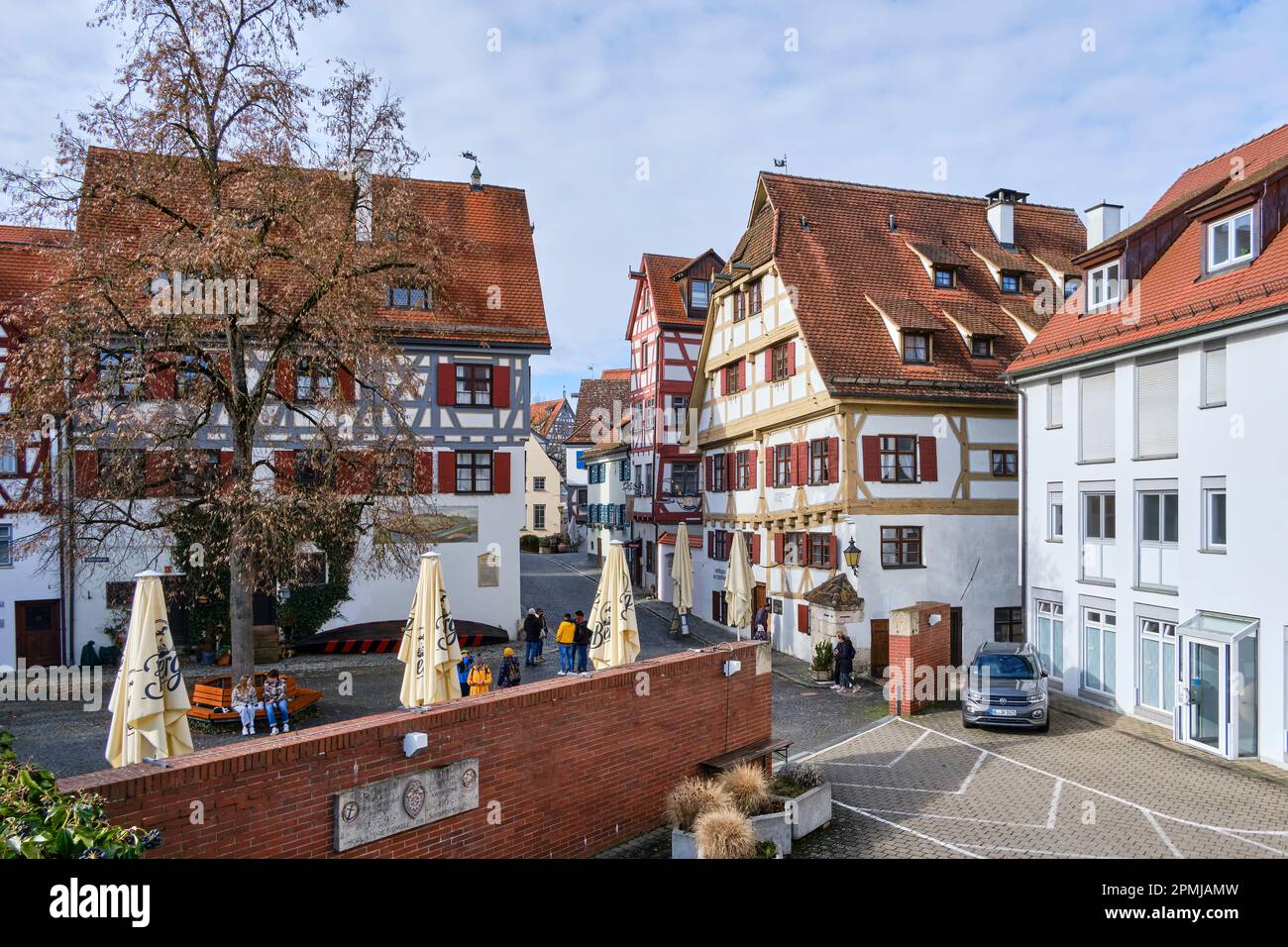 Ulm, Baden-Württemberg, Germania, Europa, scena quotidiana di fronte alla Casa delle Gilde dei Shipmen, oggi una locanda popolare. Foto Stock