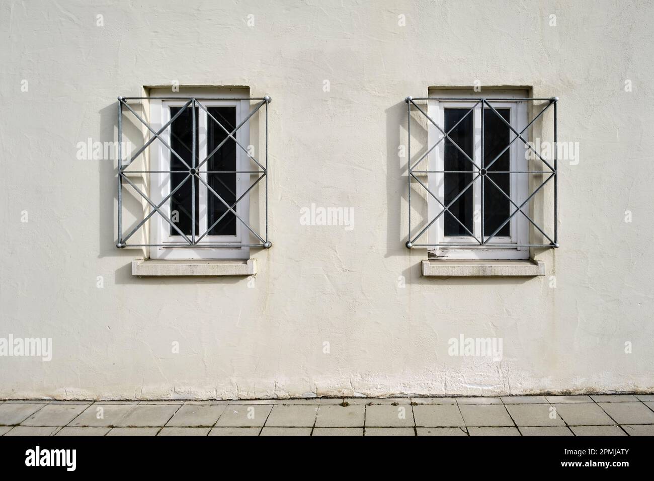 Due finestre sbarrate in una casa di fronte, il quartiere dei pescatori di Ulm, Baden-Wurttemberg, Germania, Europa. Foto Stock