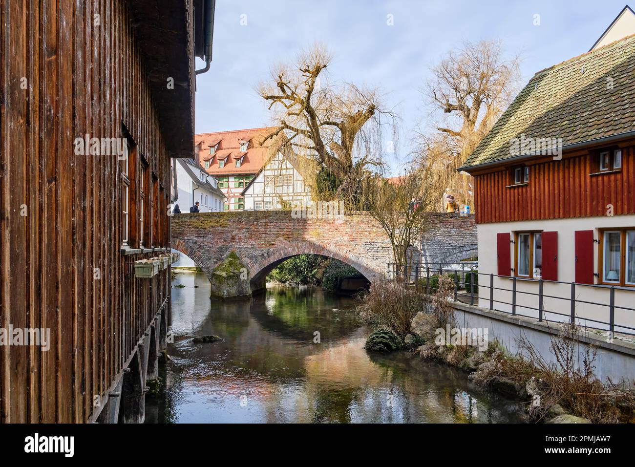 Ulm, Baden-Württemberg, Germania, Europa, si affaccia sullo storico quartiere dei pescatori, dalla Casa delle Gilde dei Mieri al Ponte Häusles. Foto Stock