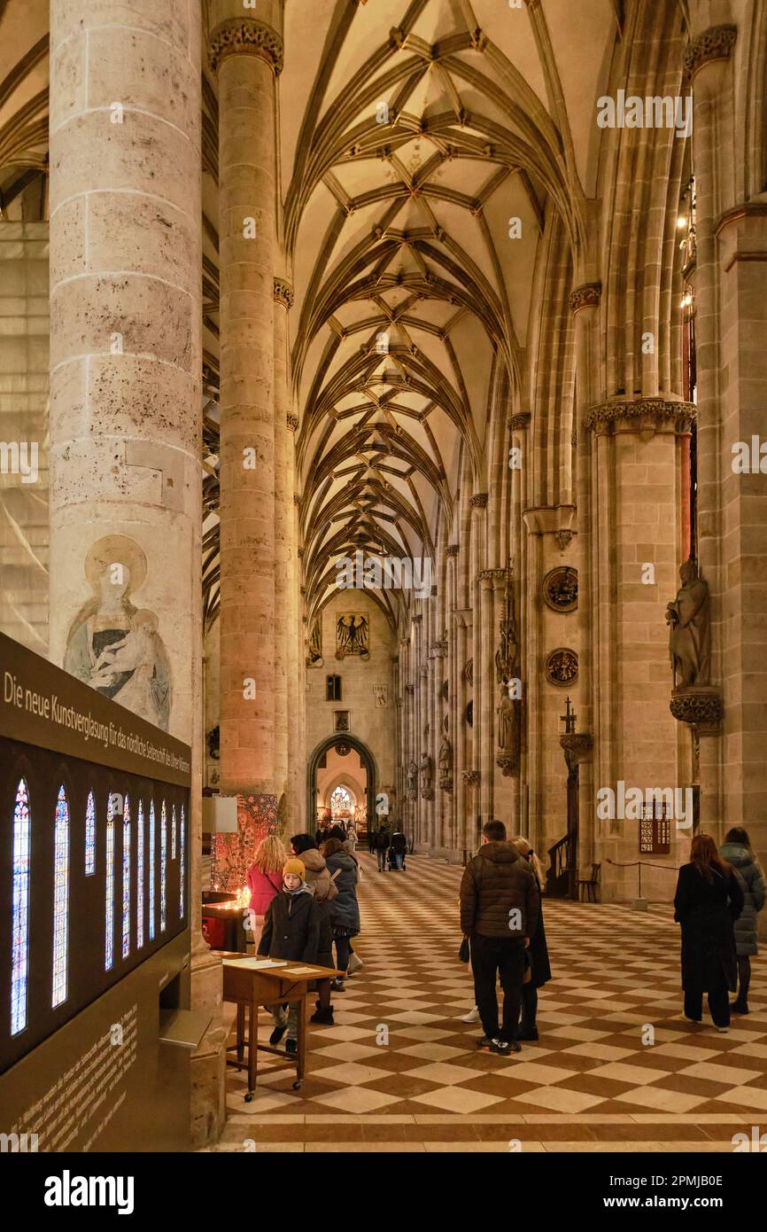 Ulm, Baden-Württemberg, Germania, Europa, scena turistica all'interno della navata del famoso Ulm Minster, 4 febbraio 2023. Foto Stock