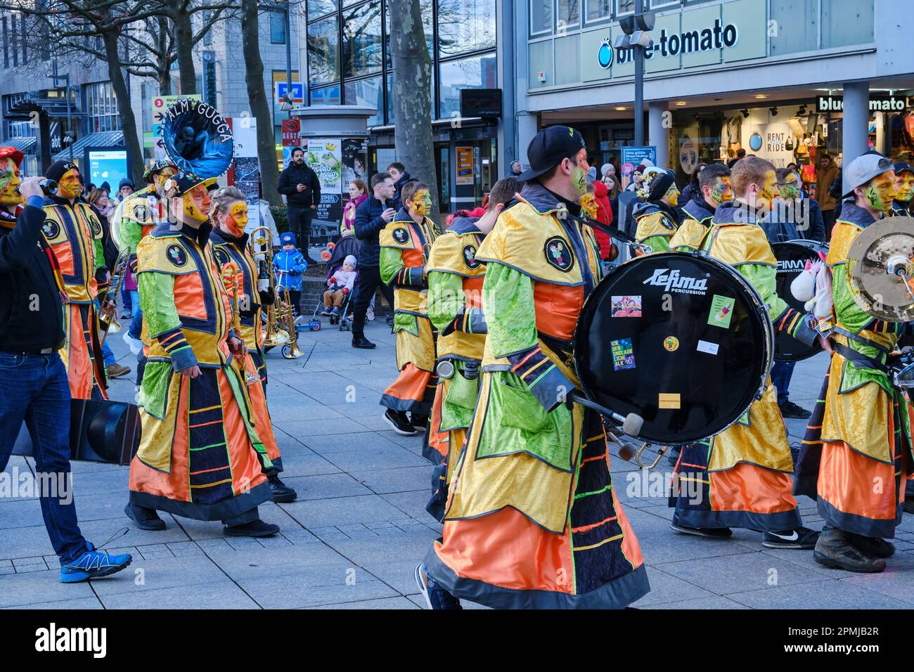 Esibizione della band musicale 'Alm Gugga' di Mönchsdeggingen in piazza Minster a Ulm, Baden-Württemberg, Germania, Europa, febbraio 4, 2023. Foto Stock