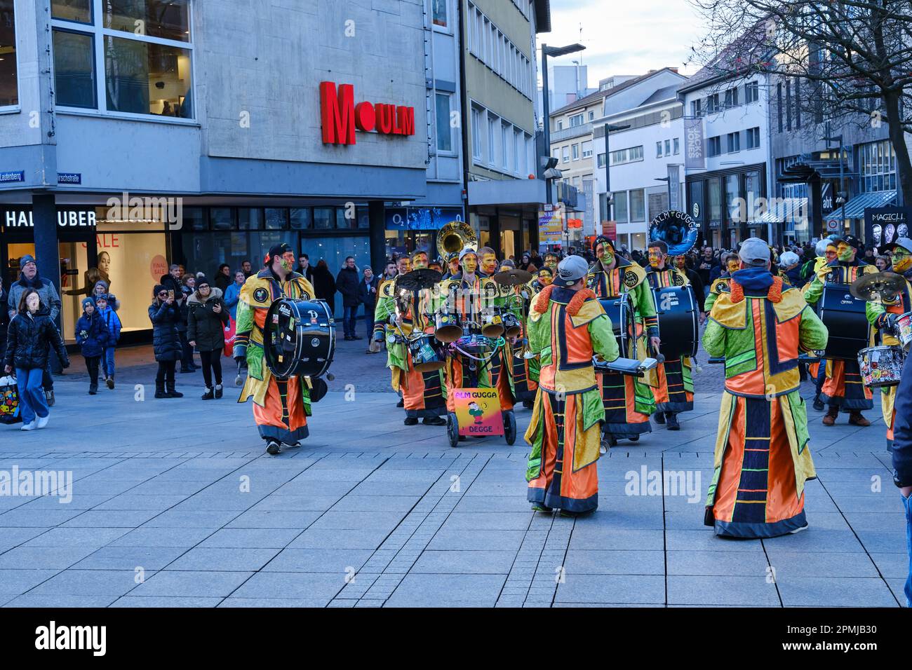 Esibizione della band musicale 'Alm Gugga' di Mönchsdeggingen in piazza Minster a Ulm, Baden-Württemberg, Germania, Europa, febbraio 4, 2023. Foto Stock