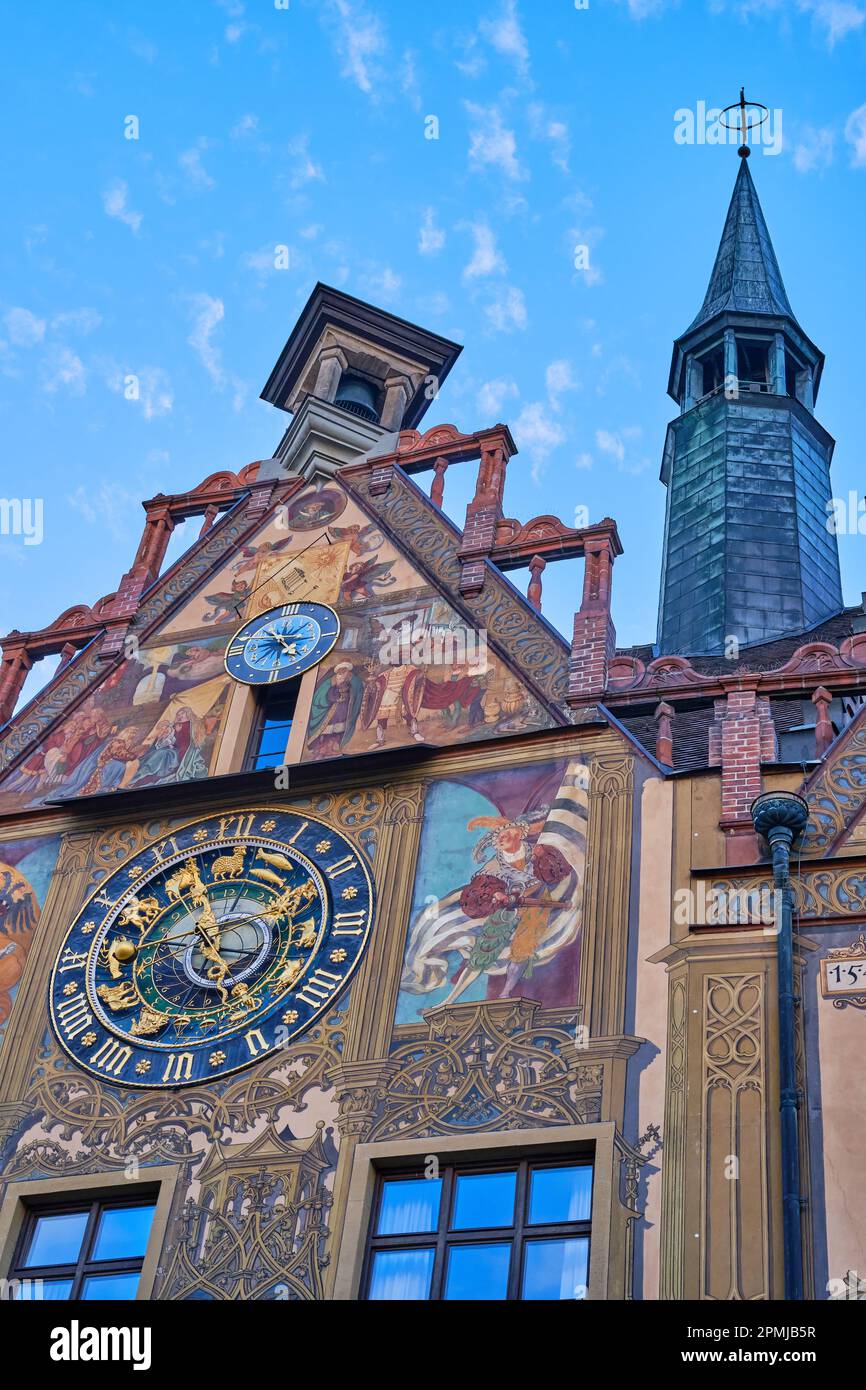 Ulm, Baden-Württemberg, Germania, Europa, orologio astronomico sul frontone orientale del Municipio di Ulm, un capolavoro del 16th ° secolo. Foto Stock