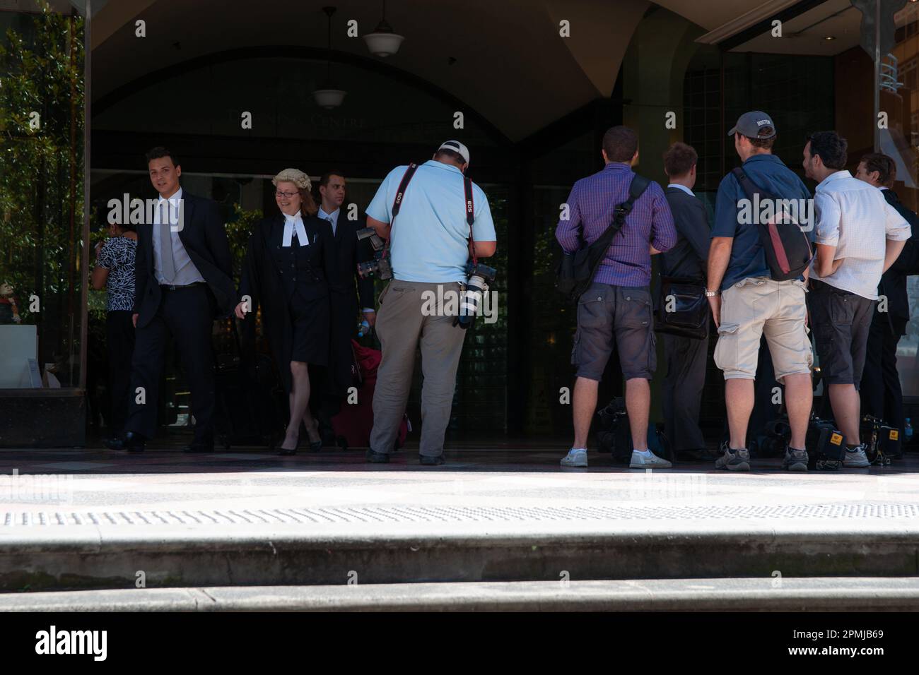 Sydney Australia - Gennaio 26 2011; Stampa e fotografi sui passi del tribunale come avvocati emerge dall'interno. Foto Stock