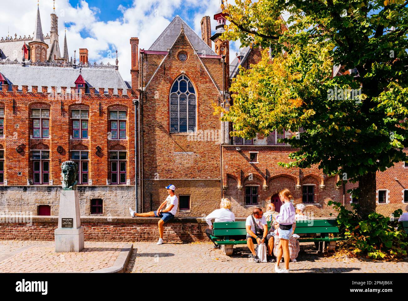 Busto commemorativo di bronzo del politico, sindaco e ministro di Stato di Bruges, Frank Van Acker e la facciata posteriore del 16th ° secolo del maniero su t Foto Stock