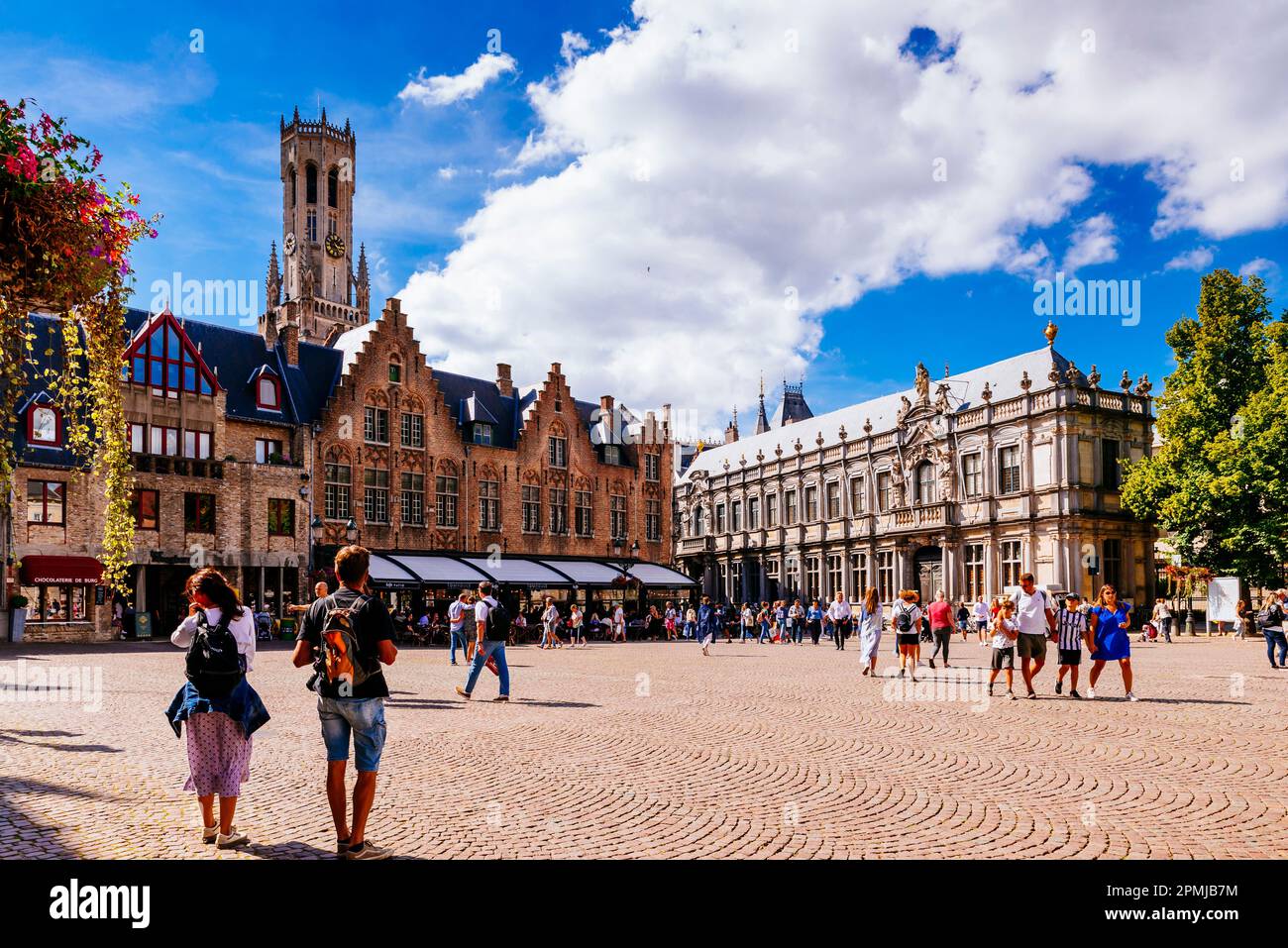 North Side Burg Square, che mette in evidenza il campanile di Bruges e gli uffici del Governatore delle Fiandre Occidentali. Bruges, Fiandre Occidentali, Belgio, Europa Foto Stock