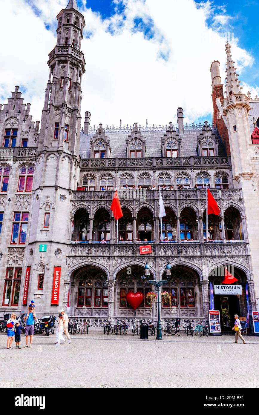 Facciata dell'edificio neogotico che ospita l'Historium Bruges. Piazza del mercato, Bruges, Fiandre Occidentali, Belgio, Europa Foto Stock