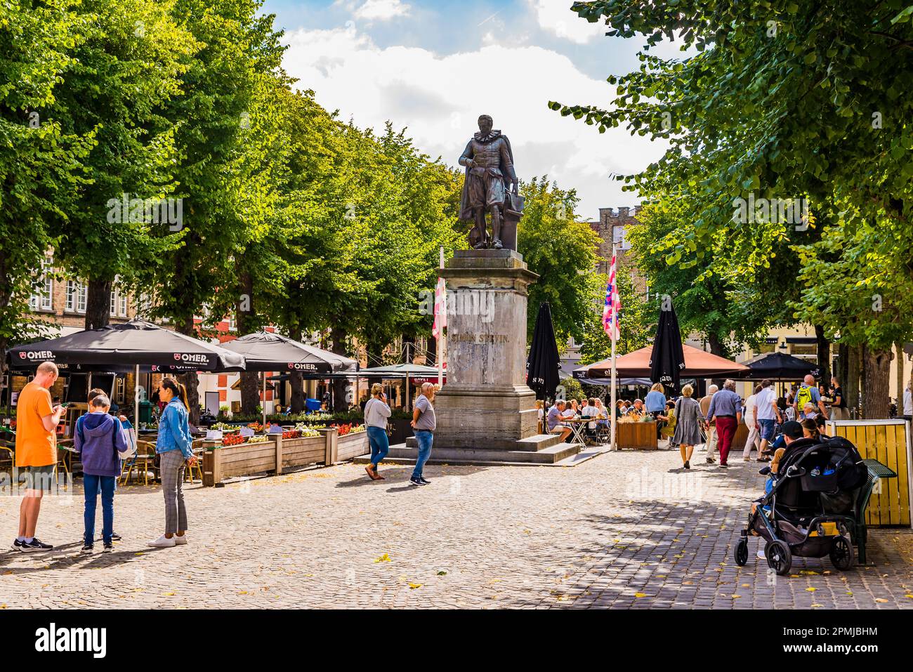 Simon Stevin Square, Simon Stevinplein, questa bellissima piazza, circondata da alberi di calce, deve il suo nome al matematico fiammingo e fisico Simo Foto Stock