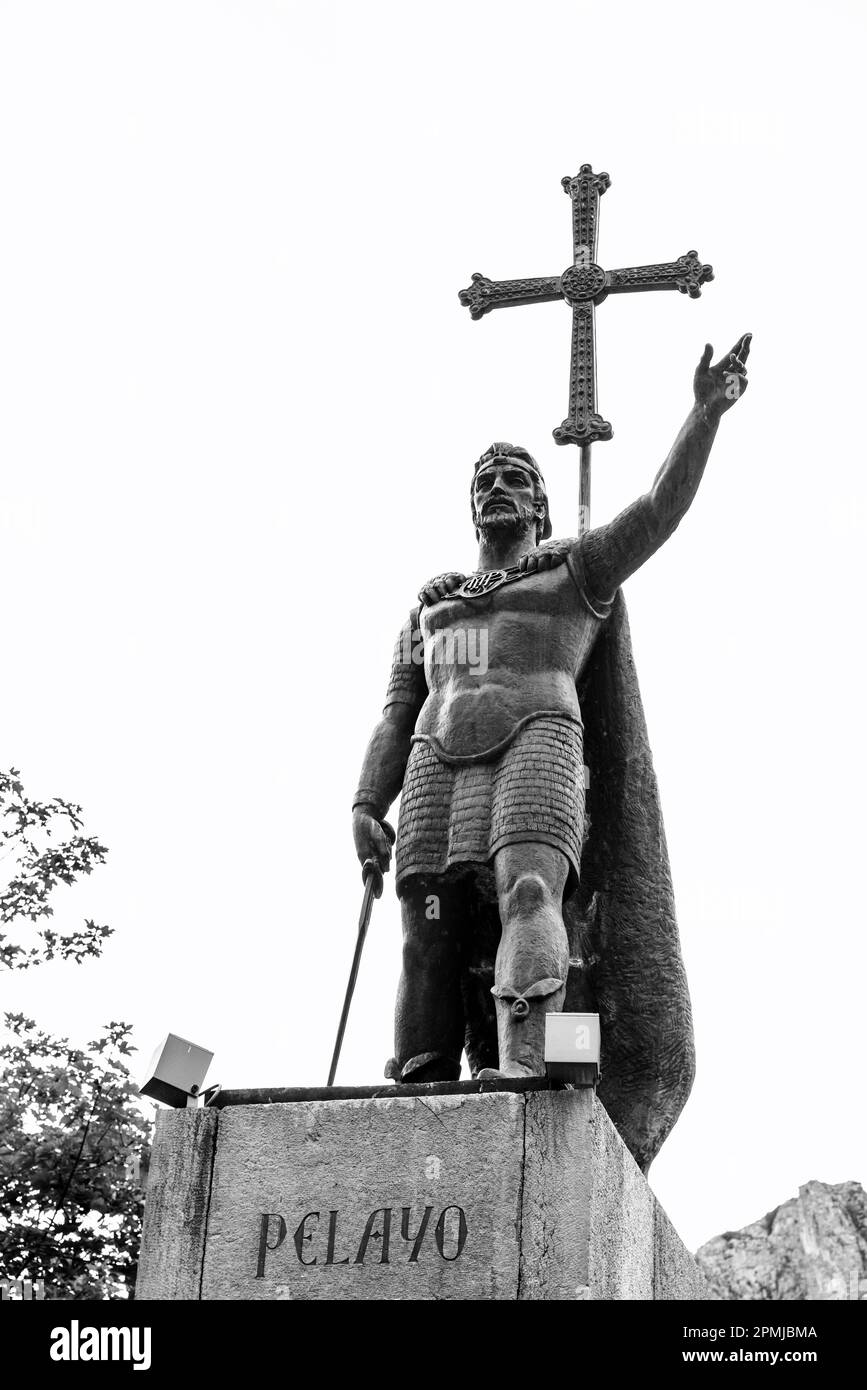 Statua del re Pelagio accanto alla Basilica di Covadonga. Pelagius era un nobile ispano-visigoto che fondò il regno delle Asturie nel 718. Covado Foto Stock