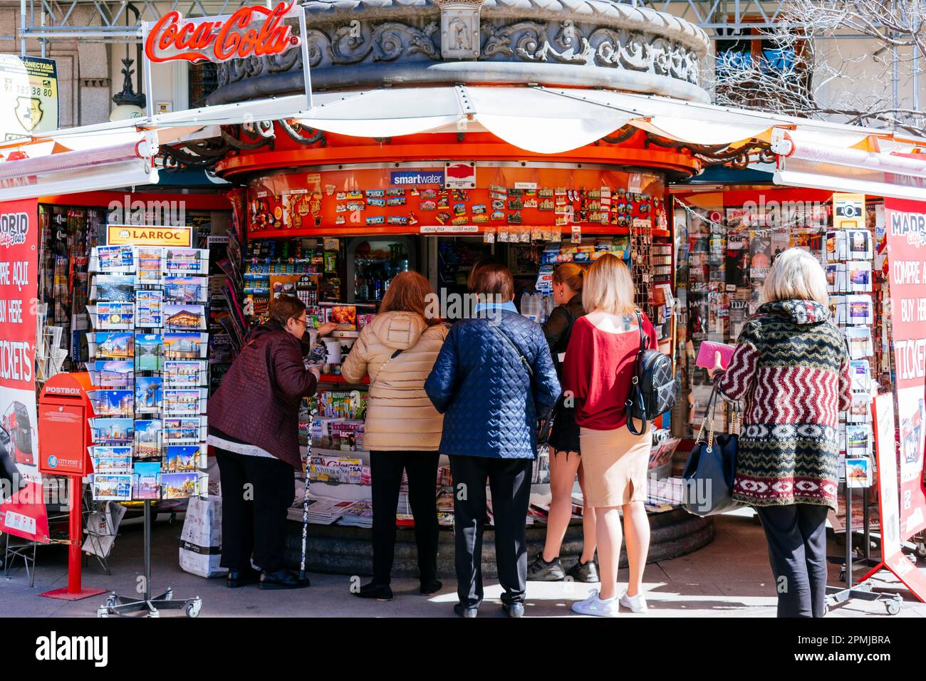 Chiosco con stampa e souvenir. Plaza de Ópera, Madrid, Comunidad de madrid, Spagna, Europa Foto Stock