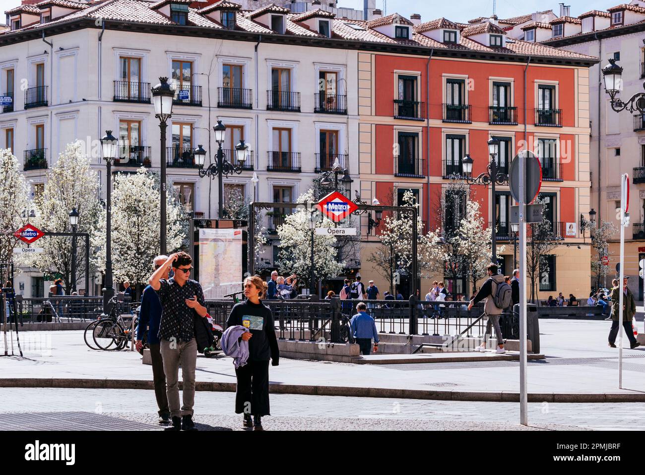 Plaza de Isabel II, conosciuta anche come Plaza de Ópera, è una piazza storica pubblica tra i quartieri Sol e Palacio, nel quartiere centrale di Madrid. Foto Stock