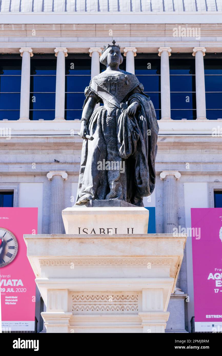 Statua di Isabel II, situata in Plaza de Ópera, di fronte al Teatro Real. Madrid, Comunidad de Madrid, Spagna, Europa Foto Stock