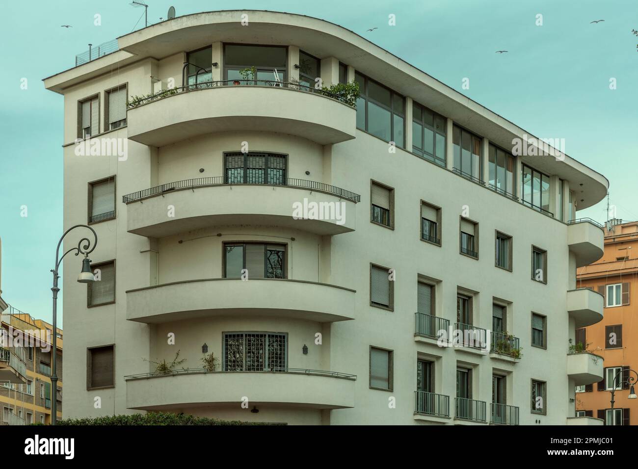 Edificio residenziale in stile Bauhaus a Roma, Italia Foto Stock