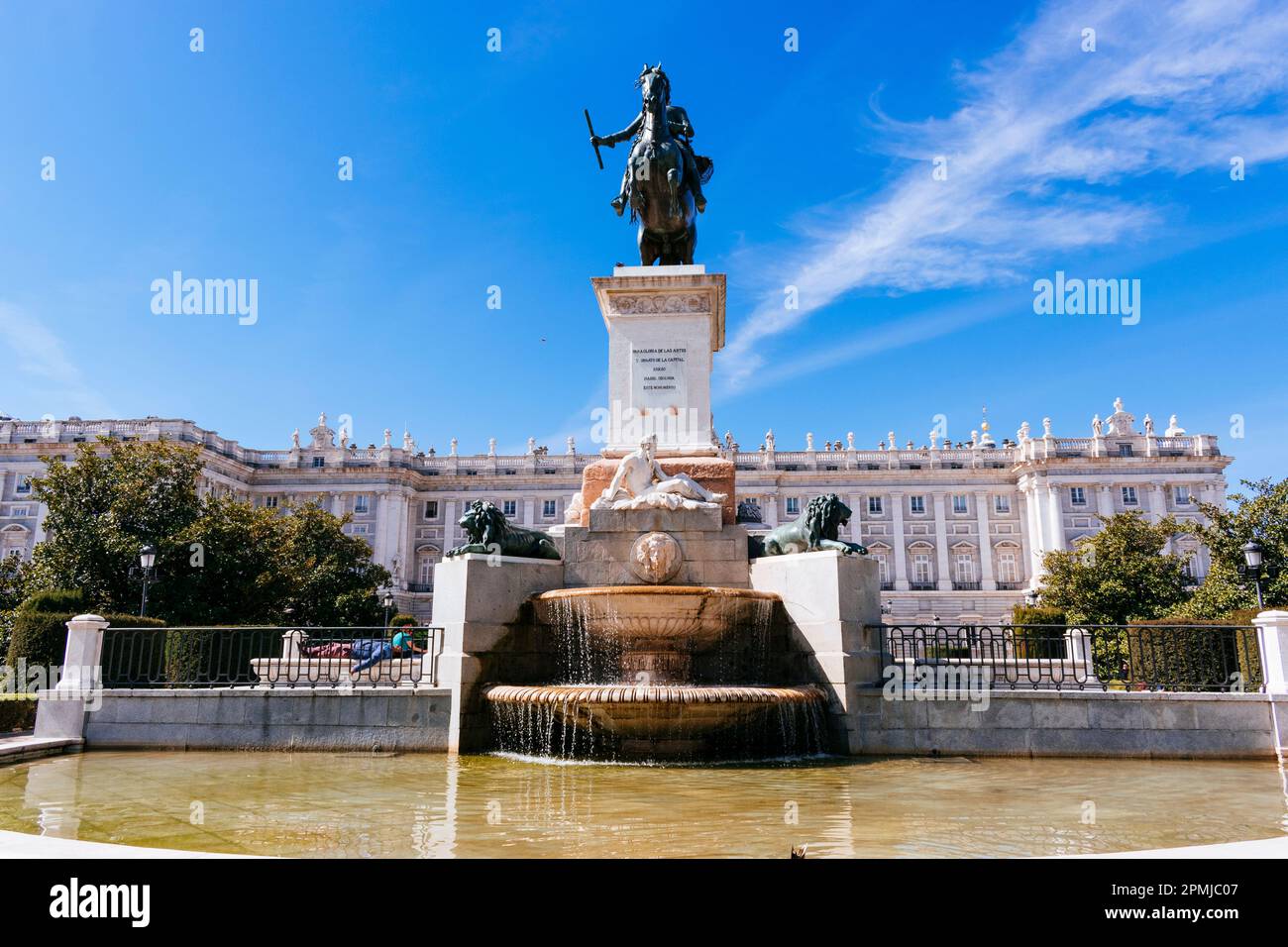 Plaza de Oriente, la statua equestre di Filippo IV e il Palazzo reale sullo sfondo. Madrid, Comunidad de madrid, Spagna, Europa Foto Stock