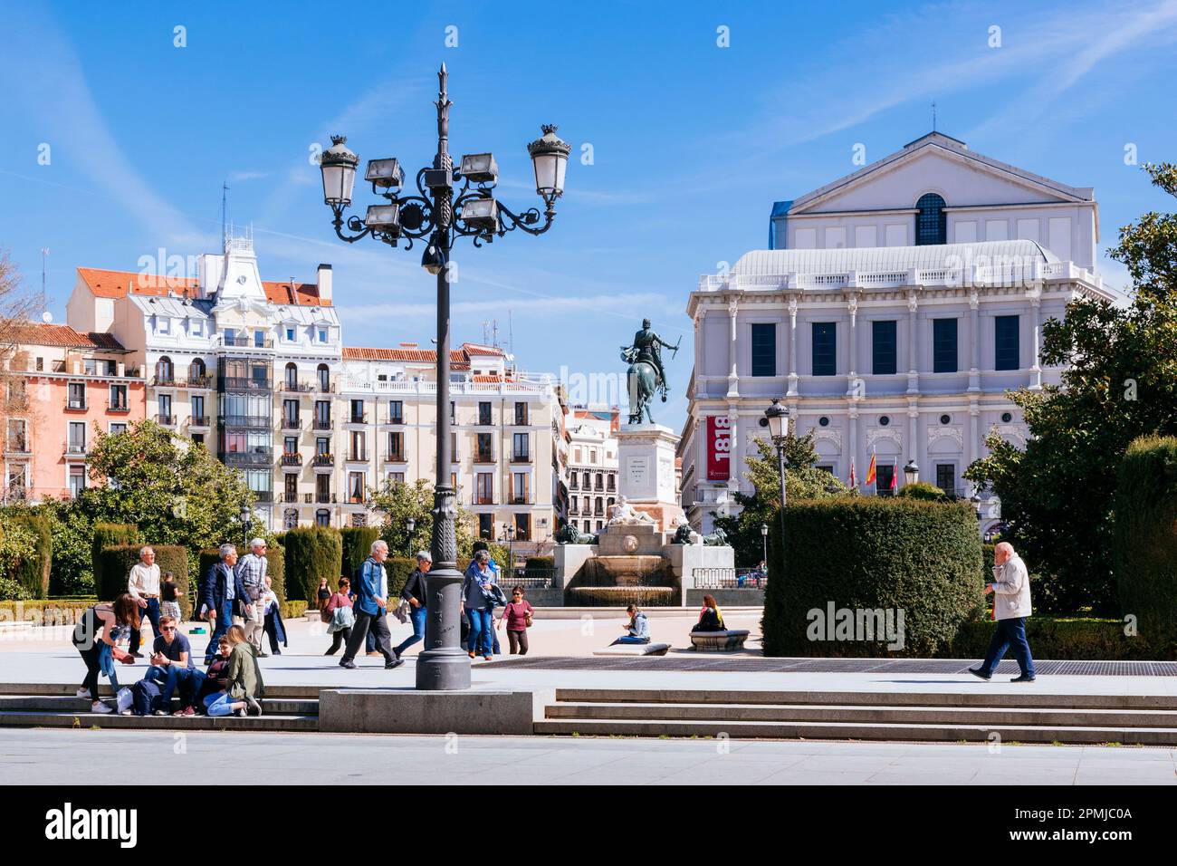 Persone in Plaza de Oriente, la statua equestre di Filippo IV e il Teatro reale sullo sfondo. Madrid, Comunidad de madrid, Spagna, Europa Foto Stock