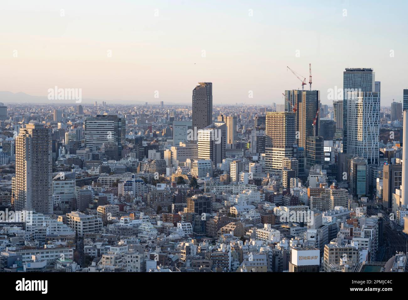 Tokyo, Giappone. 9th Feb, 2023. Lo skyline urbano paesaggio urbano al tramonto visto da Ebisu guardando verso lo sviluppo alto e moderno in Shibuya, tra cui il progetto di rinnovo della Stazione Shibuya e la Piazza Scramble Shibuya. La popolazione di Tokyo è di circa 13,9 milioni di persone, mentre l'area metropolitana è di circa 40 milioni di persone, rendendola la città più popolosa del mondo. Si prevede che la popolazione di Tokyo continuerà a crescere nei prossimi anni, man mano che più persone si spostano in città in cerca di posti di lavoro e opportunità, nonostante il calo del tasso di natalità del Giappone. Il governo del Giappone temendo ho Foto Stock