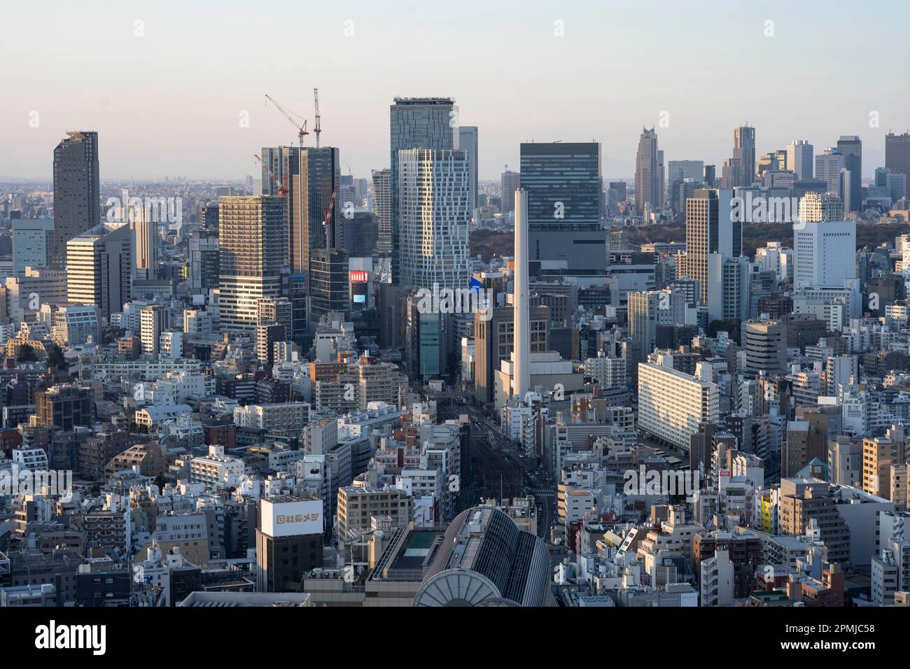 Tokyo, Giappone. 9th Feb, 2023. Lo skyline urbano paesaggio urbano al tramonto visto da Ebisu guardando verso lo sviluppo alto e moderno in Shibuya, tra cui il progetto di rinnovo della Stazione Shibuya e la Piazza Scramble Shibuya. La popolazione di Tokyo è di circa 13,9 milioni di persone, mentre l'area metropolitana è di circa 40 milioni di persone, rendendola la città più popolosa del mondo. Si prevede che la popolazione di Tokyo continuerà a crescere nei prossimi anni, man mano che più persone si spostano in città in cerca di posti di lavoro e opportunità, nonostante il calo del tasso di natalità del Giappone. Il governo del Giappone temendo ho Foto Stock