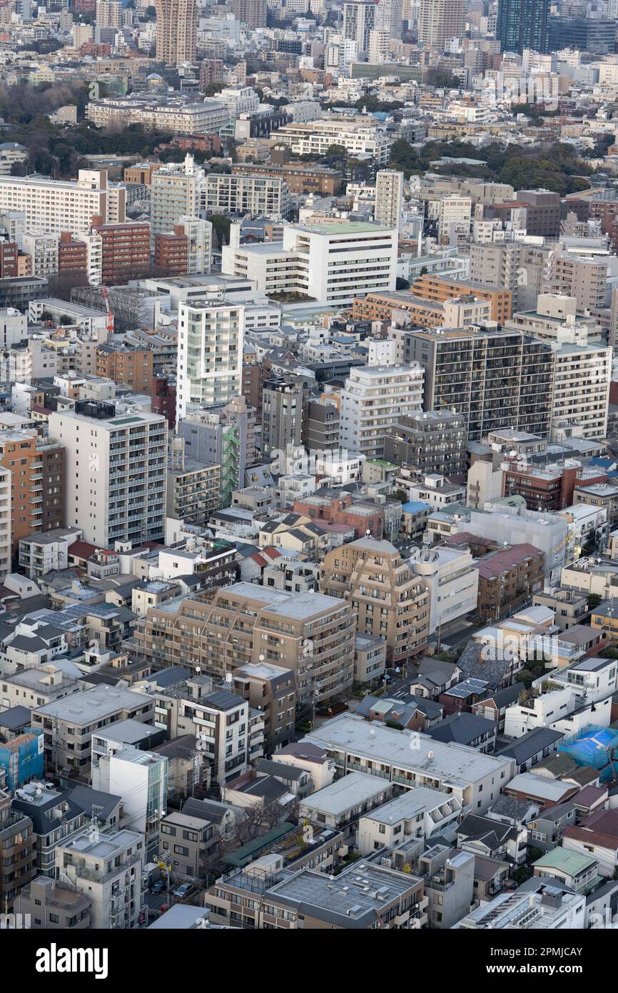 Tokyo, Giappone. 9th Feb, 2023. Lo skyline urbano paesaggio urbano al tramonto visto da Ebisu. La popolazione di Tokyo è di circa 13,9 milioni di persone, mentre l'area metropolitana è di circa 40 milioni di persone, il che la rende la città più popolosa del mondo. Si prevede che la popolazione di Tokyo continuerà a crescere nei prossimi anni, man mano che più persone si spostano in città in cerca di posti di lavoro e opportunità, nonostante il calo del tasso di natalità del Giappone. Il governo del Giappone temendo la scarsità di alloggi e la sovrappopolazione nella città, mentre le aree rurali si trovano ad affrontare una demografia in calo, sta offrendo incentivi per un milione di yen a. Foto Stock