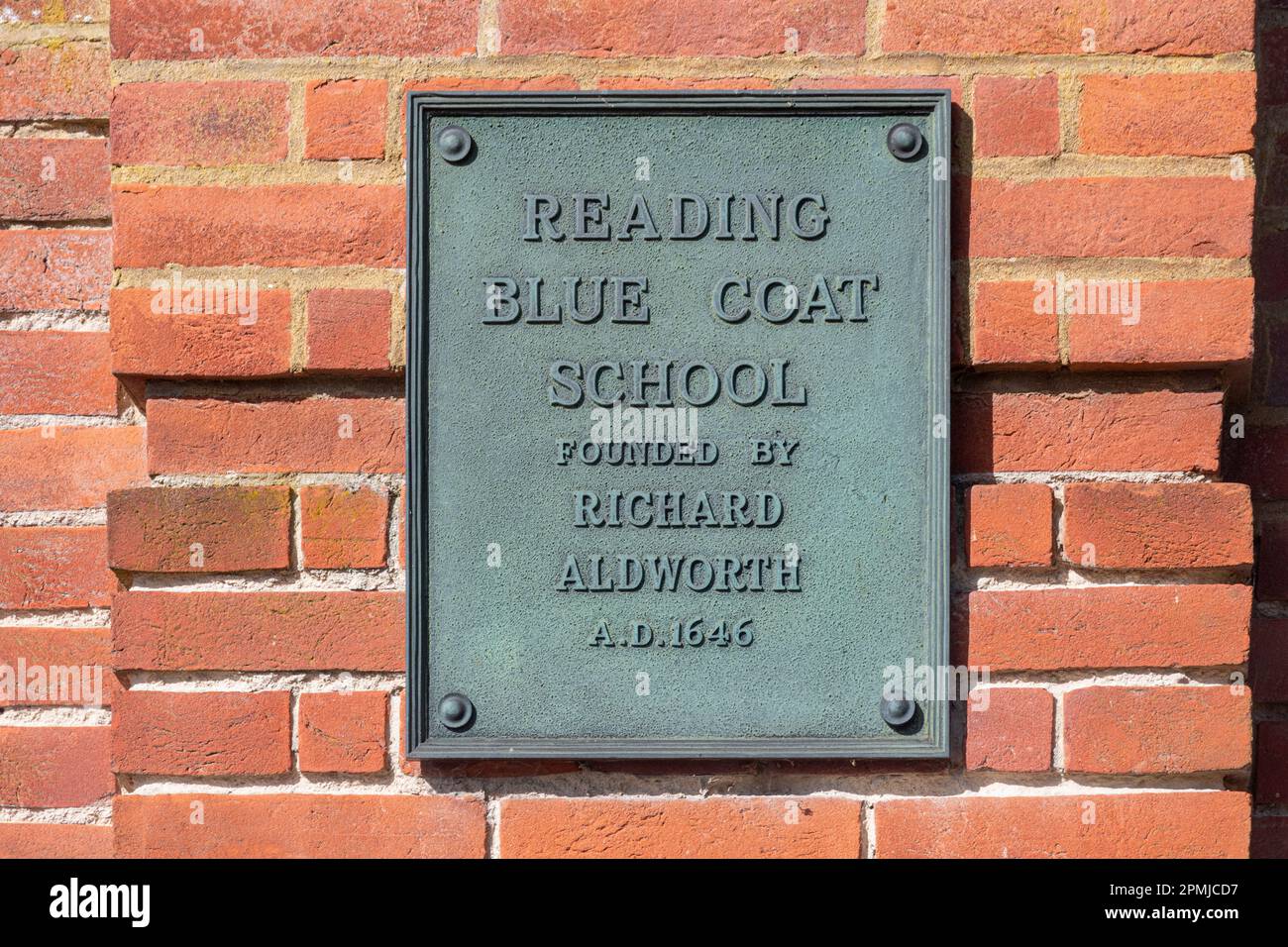 Reading Blue Coat School, una scuola privata per ragazzi a Sonning-on-Thames, Berkshire, Inghilterra, Regno Unito. Targa presso l'ingresso, fondata da Richard Aldworth 1646 Foto Stock