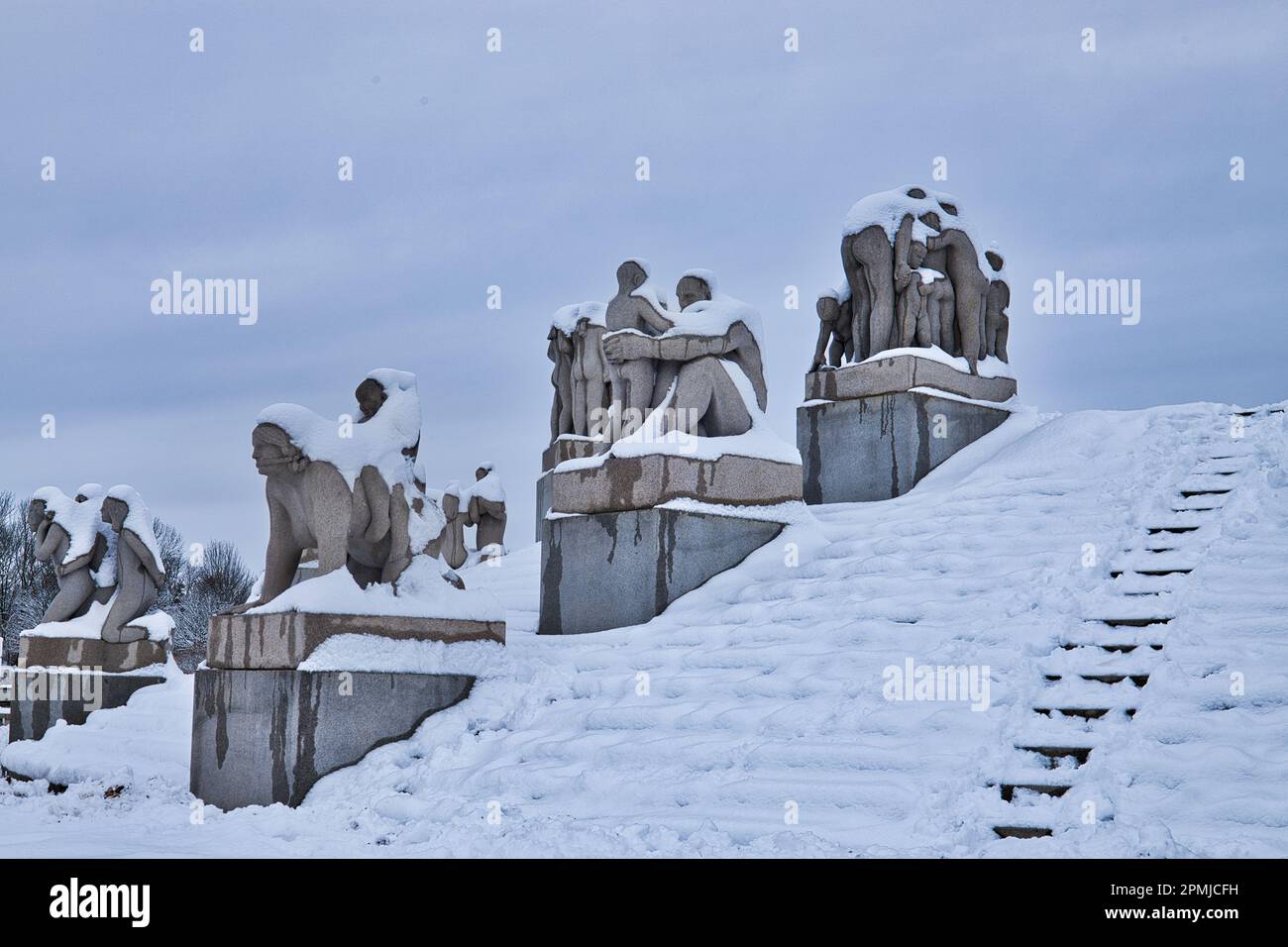 Vigeland Sculpture Park, Oslo, Norvegia - a pochi passi dal monolito con statue su entrambi i lati, tutte coperte di neve Foto Stock