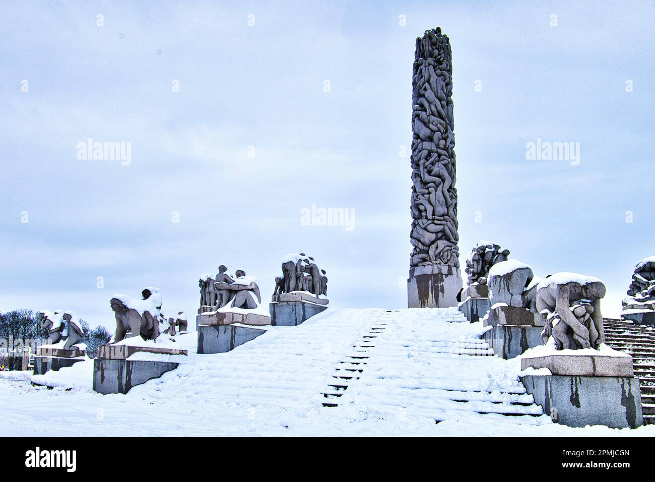 Vigeland Sculpture Park, Oslo, Norvegia - a pochi passi dal monolito con statue su entrambi i lati, tutte coperte di neve Foto Stock