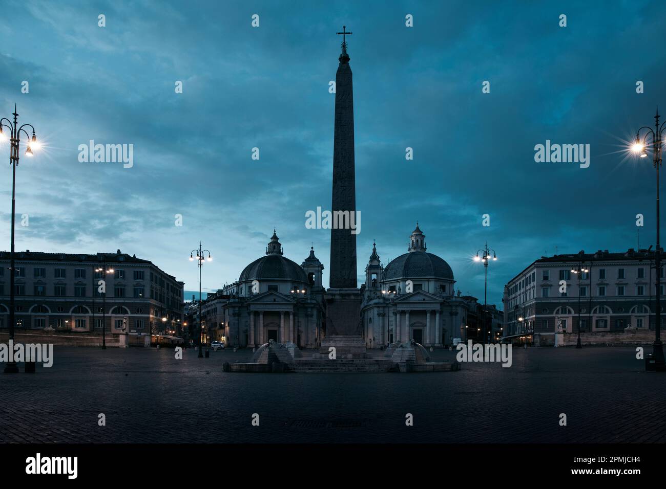 Panorama di Piazza del Popolo di notte nella città di Roma Foto Stock