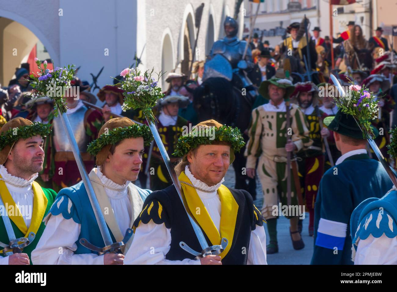 Traunstein: Inizio del pellegrinaggio a cavallo Georgiritt in piazza Stadtplatz, ballerina di Schwerttanz o Schwertertanz (Danza delle spade) in Oberbayern, Chiemgau, U. Foto Stock