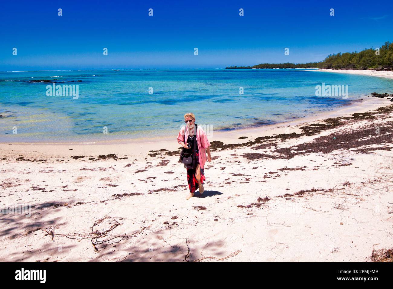 Donna anziana, spiaggia sabbiosa, Mauritius Foto Stock