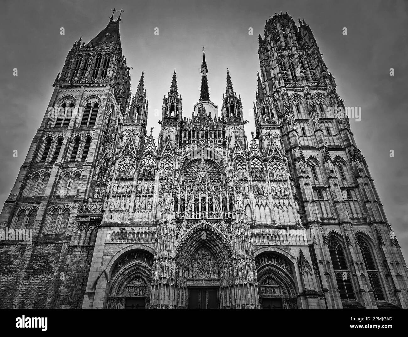 Facciata esterna vista della Cattedrale di Notre Dame de Rouen in Normandia, Francia. Punto di riferimento architettonico con vista in bianco e nero Foto Stock
