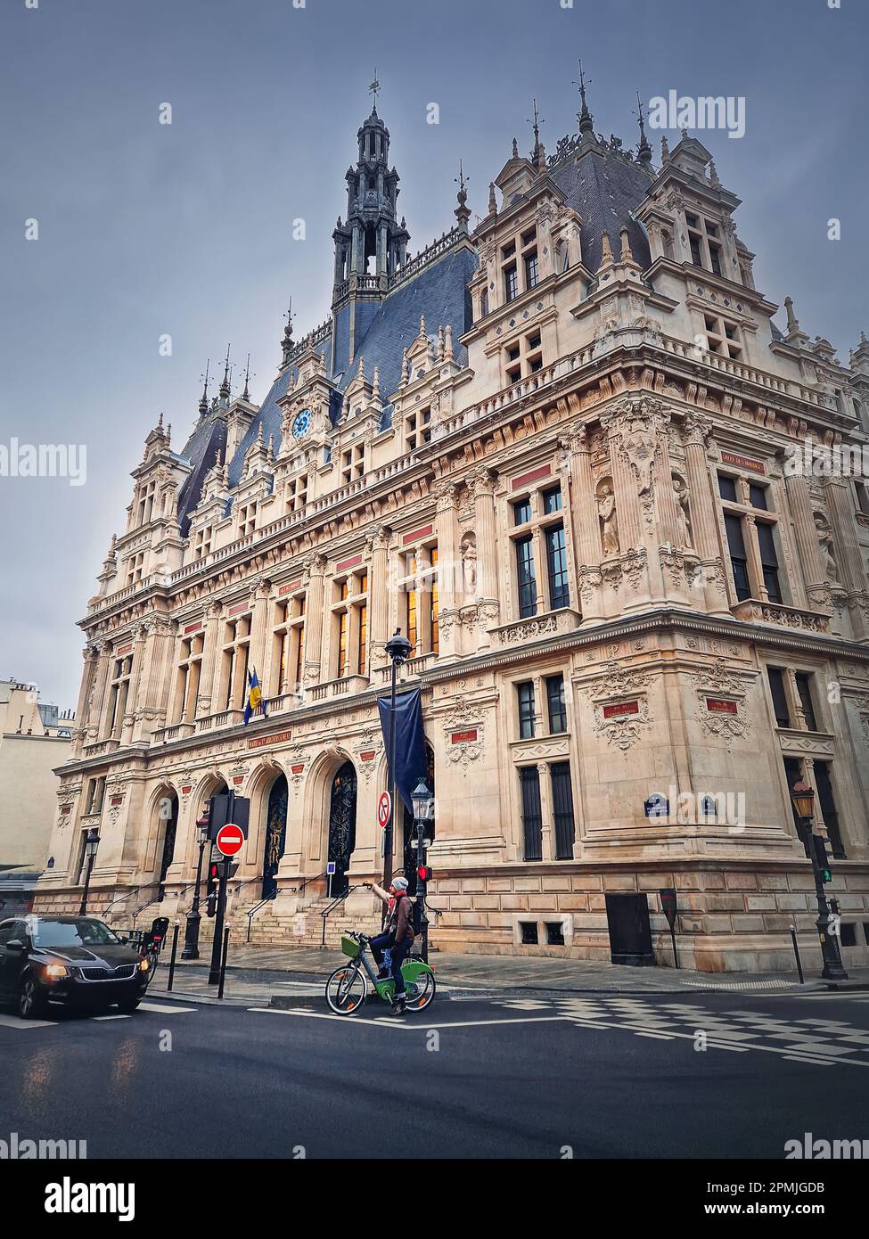 Municipio 10th distretto di Parigi, Francia. Mairie X edificio arrondissement con vista dalla strada Foto Stock