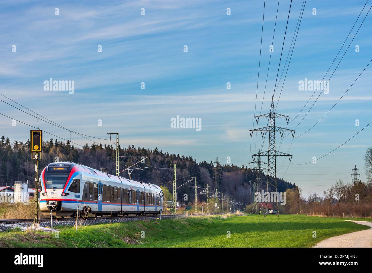 Piding: Pilone di trasposizione della linea elettrica per corrente di trazione monofase CA (110 kV, 16,7 Hz), proprietario DB Energie, treno elettrico locale ad Oberbayern Foto Stock