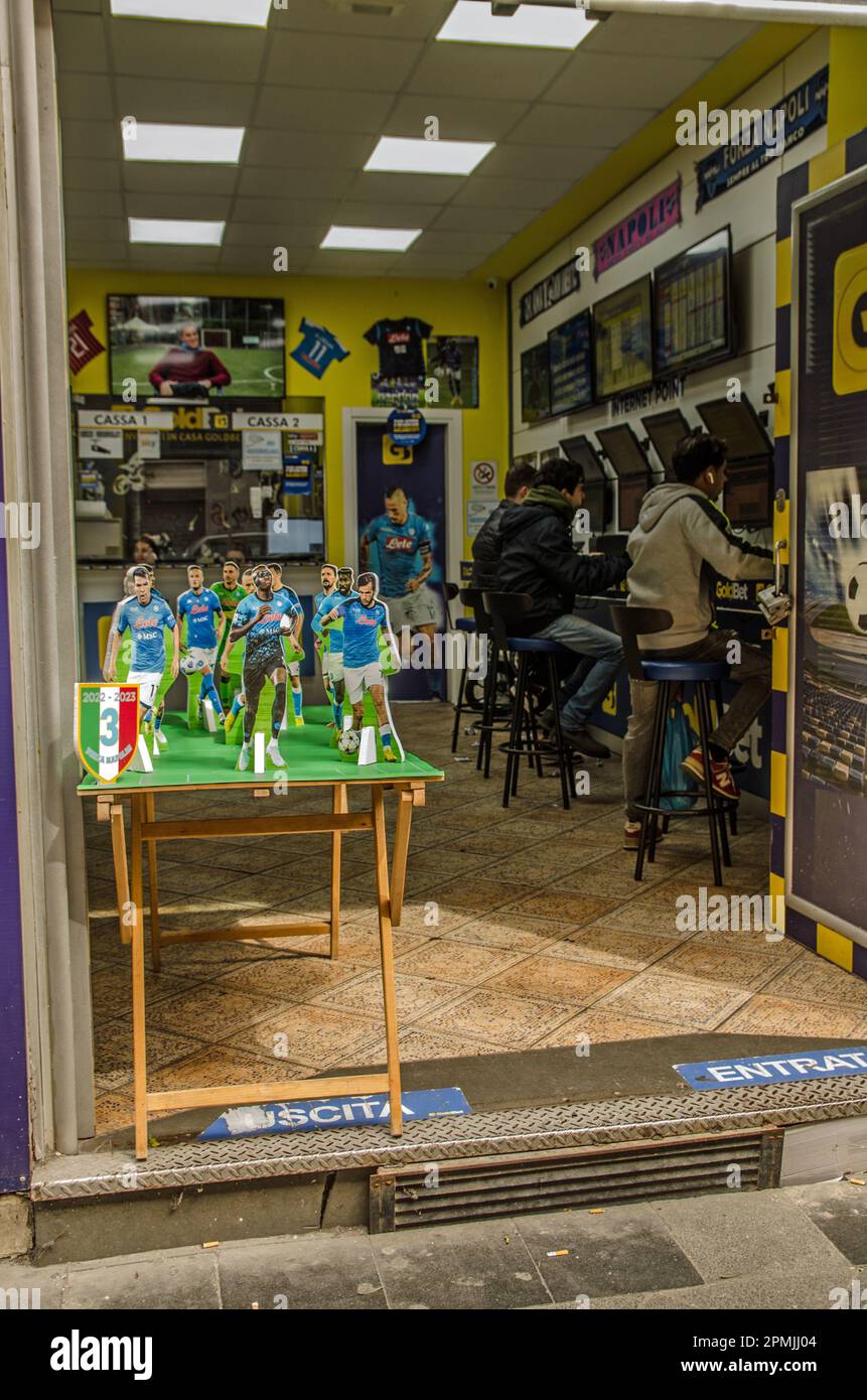 Napoli, Italia - 2 aprile 2023: Piccoli modelli di cartoncino dei giocatori del team SSC Napoli che decorano un negozio di scommesse nel Centro storico di Napoli Foto Stock