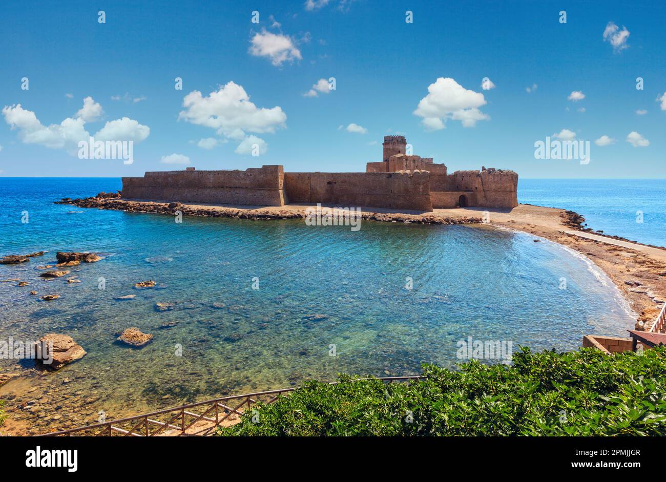 Castello Aragonese di le Castella (costruito nel 474 a.C.), fortezza su un piccolo isolotto sulla costa del Mar Ionio, che domina la Costa dei Saraceni vicino a Capo Rizzu Foto Stock