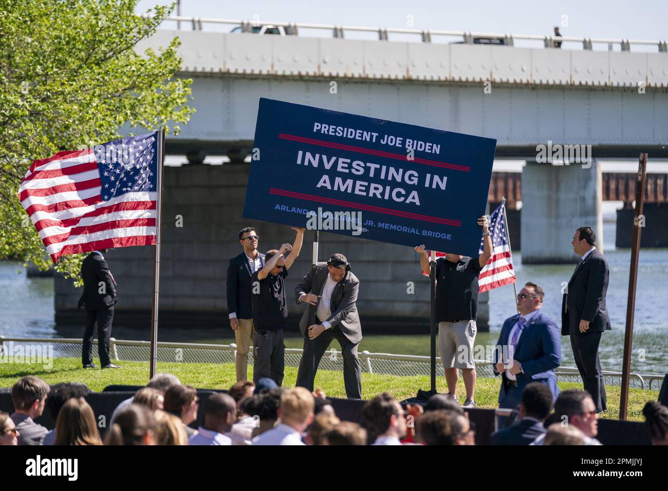 Washington, Stati Uniti. 13th Apr, 2023. Il Vice Presidente DEGLI STATI UNITI Kamala Harris esprime le sue osservazioni in occasione di un evento Investing in America che si terrà a Washington, DC giovedì 13 aprile 2023. Sono stati stanziati $72 milioni di euro in fondi federali per potenziare la sezione a quattro corsie, 395 km a nord del 14th Street Bridge. Il ponte di 73 anni gestisce più di 88.000 veicoli al giorno e richiede riparazioni costanti. Foto di Shawn Thew/UPI Credit: UPI/Alamy Live News Foto Stock